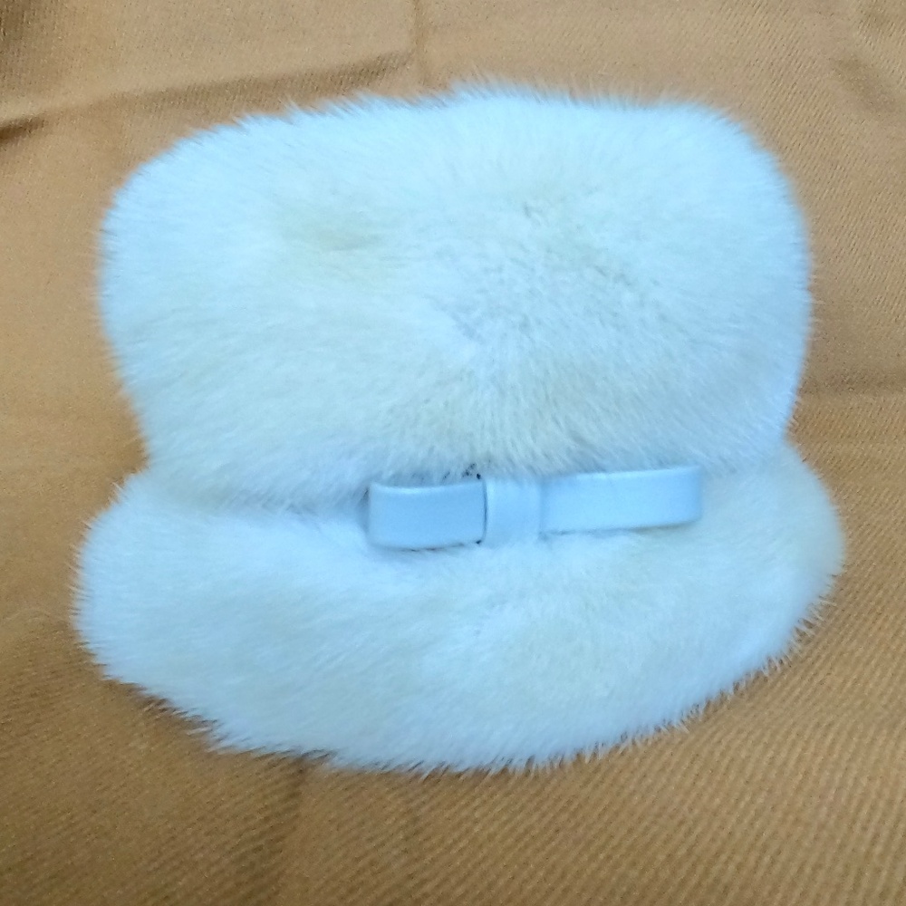 Elegant white fur hat with bow for women - antique
